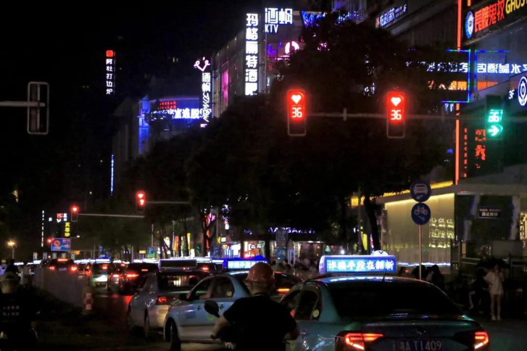 七夕長沙，愛心紅綠燈正在上演！